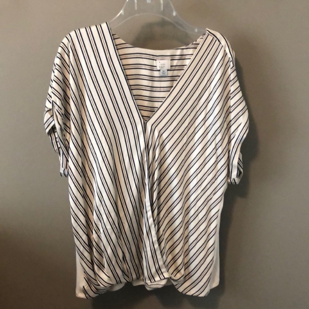 🌻 2/$15 Short sleeve top
